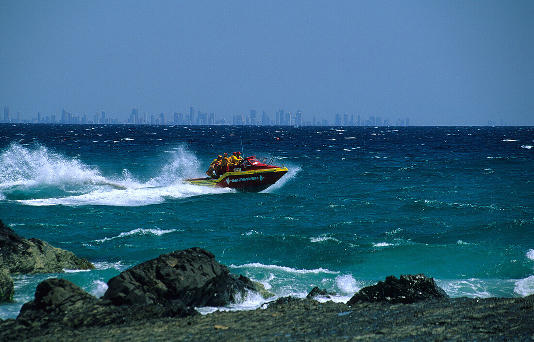 Surf Rescue im Einsatz, im Hintergrund Surfers Paradise, Gold Coast, Queensland, Australien