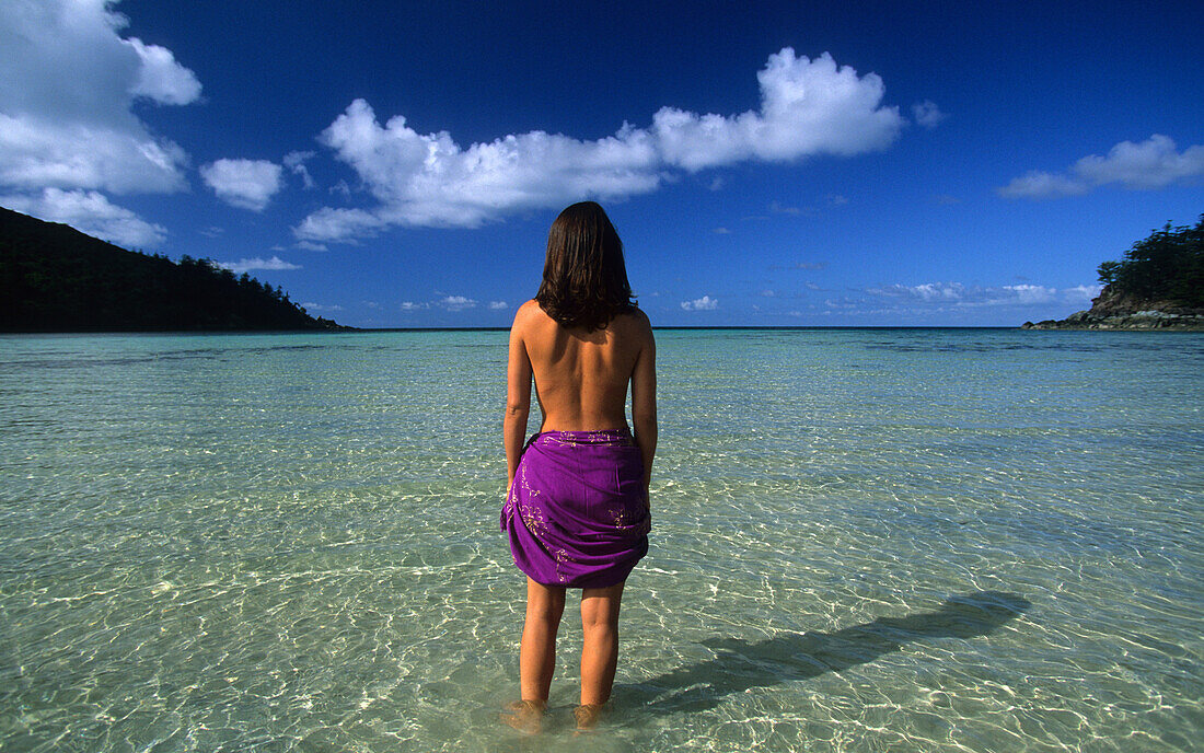 Frau am Strand, Dinghy Bay auf Brampton Island, Whitsunday Islands, Great Barrier Reef, Australien