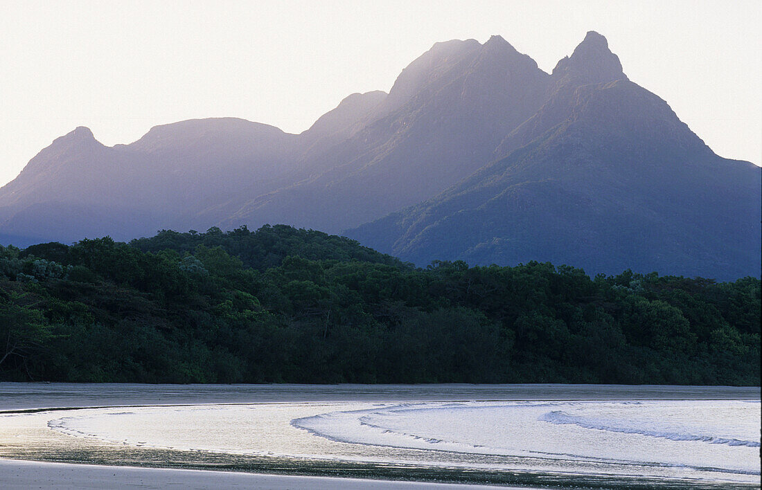 Zoe Bay mit The Thump im Hintergrund, Hinchinbrook Island, Great Barrier Reef, Australien