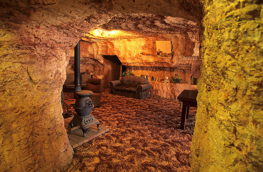 Eine Untergrundwohnung, dug out, aus einer erweiterten Opalmine, Coober Pedy, Südaustralien, Australien