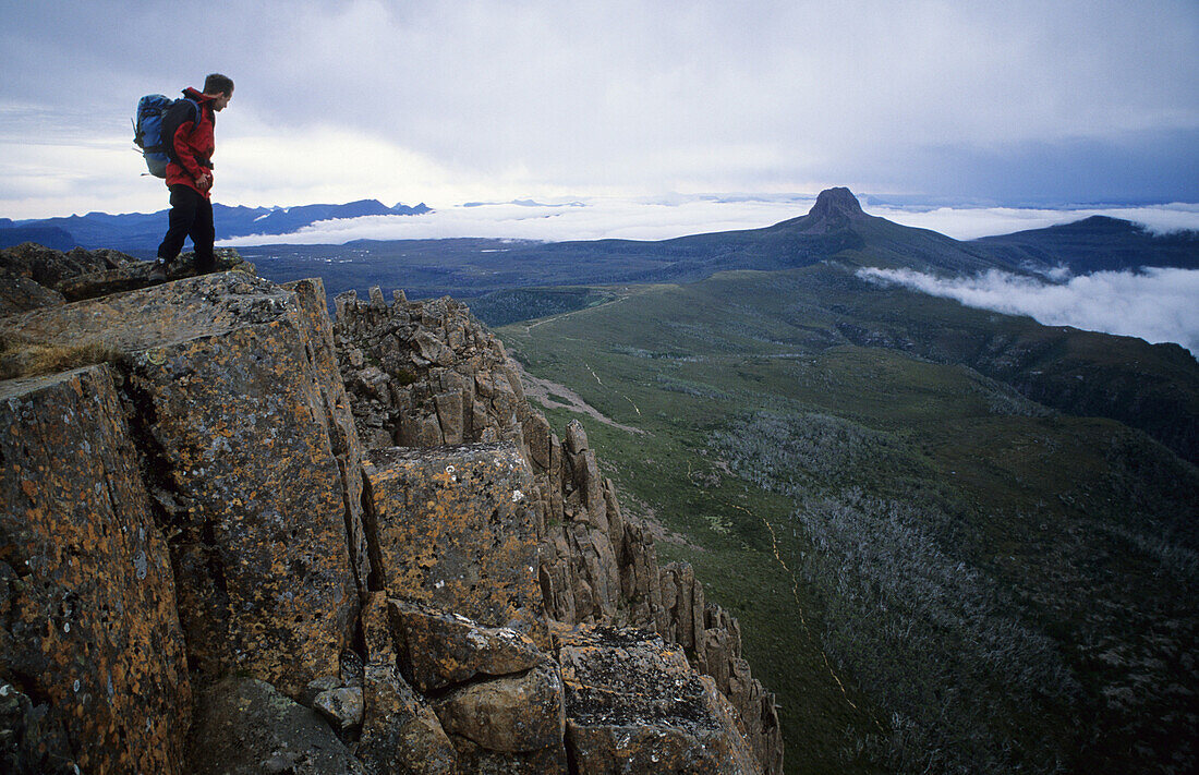 Wanderer auf dem Gipfel des Cradle Mountain mit Blick zum Barn Bluff, Cradle Mountain Lake St. Clair National Park, Tasmanien, Australien