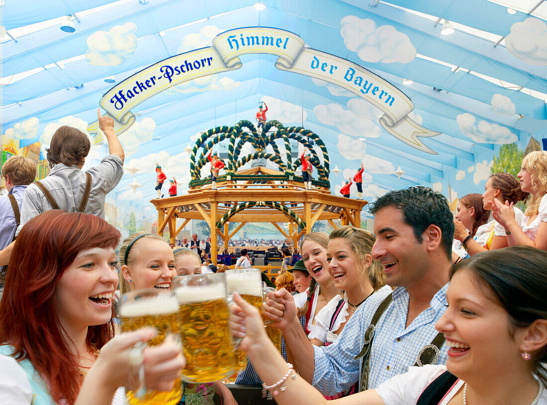 Junge Leute feiern auf dem Oktoberfest, München, Bayern, Deutschland