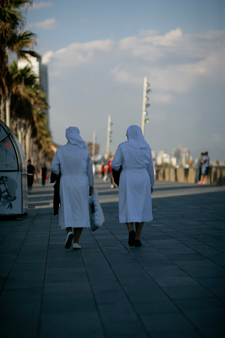 Nuns, Passeig maritim de la Barcelonata, Barcelona, Katalanien, Spanien