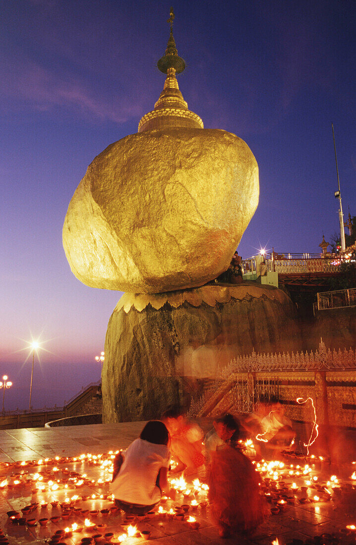 Kyaik-Tiyo Pagoda (The Golden Rock). Kyaikto. Burma (Burma).