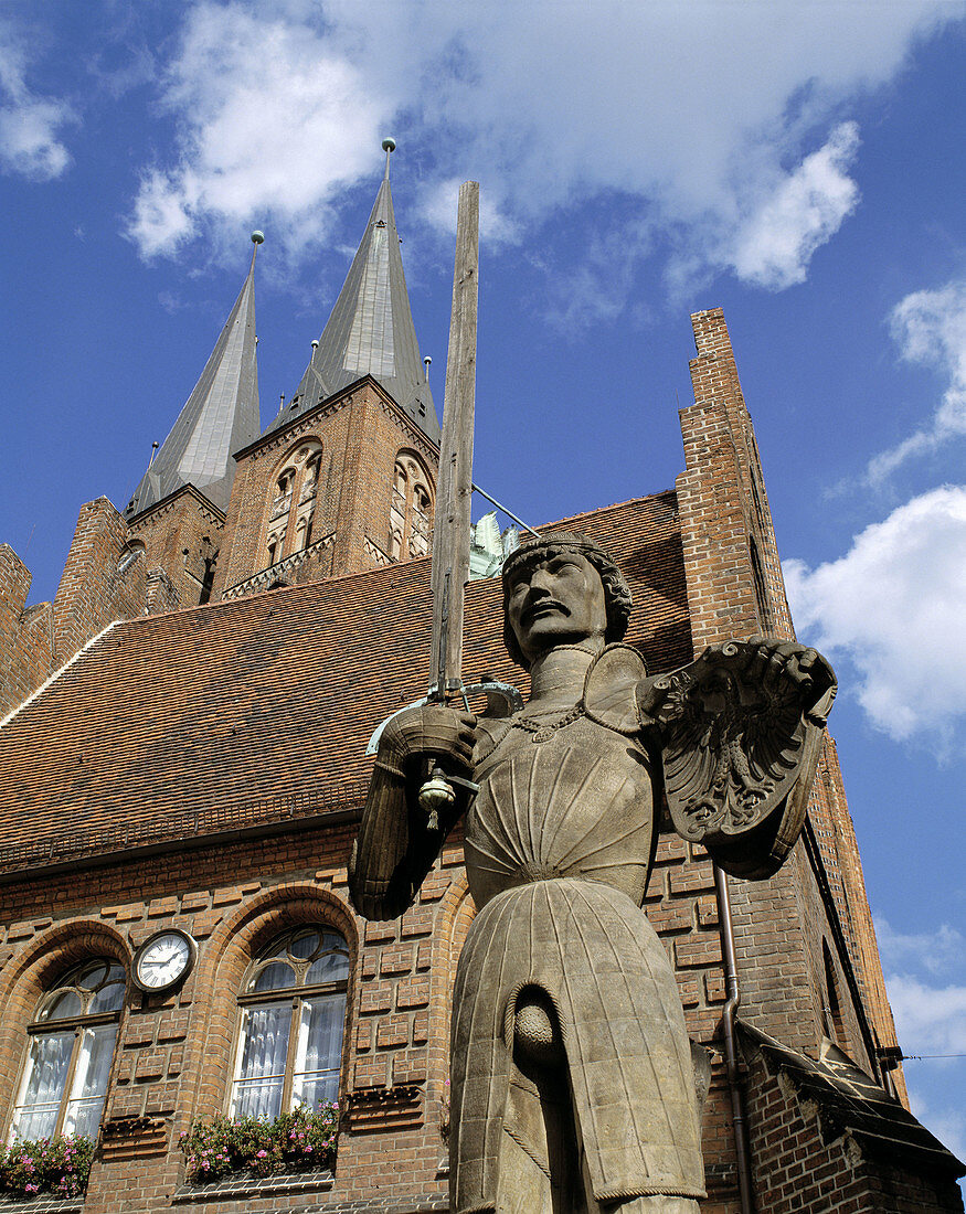 Germany, Stendal, Altmark, Saxony-Anhalt, Roland statue, city hall