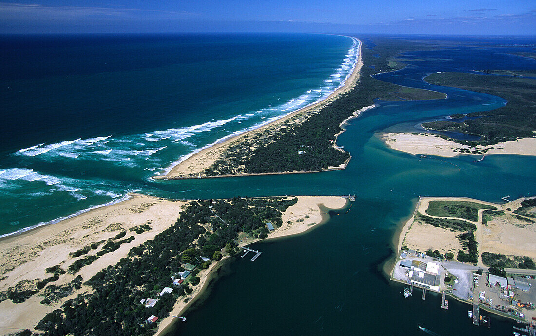 Luftaufnahme von Lakes Entrance und Ninety Mile Beach, Victoria, Australien
