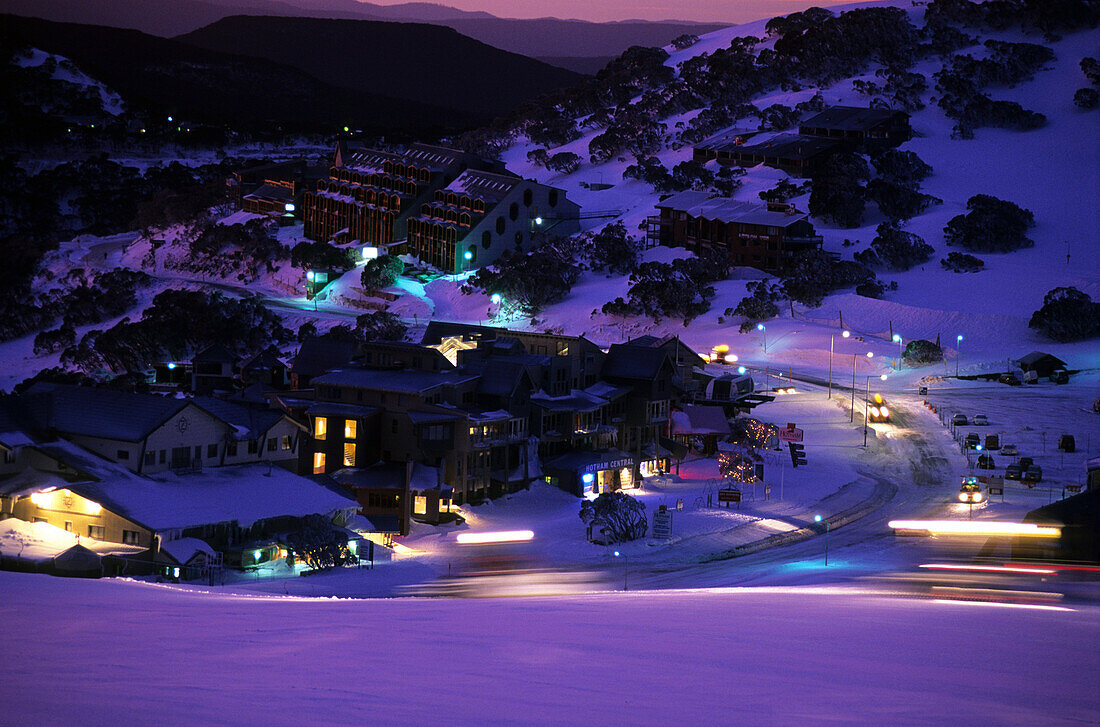 Der Skiort Mt. Hotham vor Sonnenaufgang, Alpine National Park, Victoria, Australien