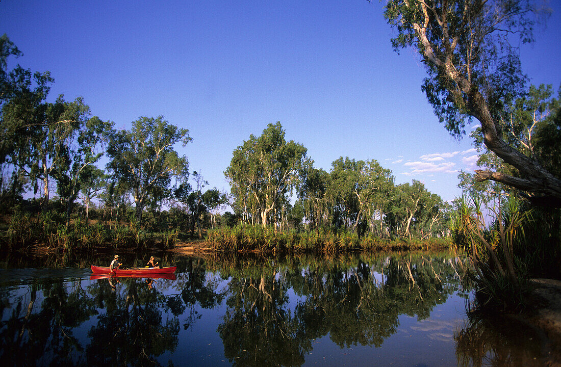 Zwei Leute beim Kanufahren auf dem Miners Pool auf dem Gelände der Drysfale River Station, Westaustralien, Australien