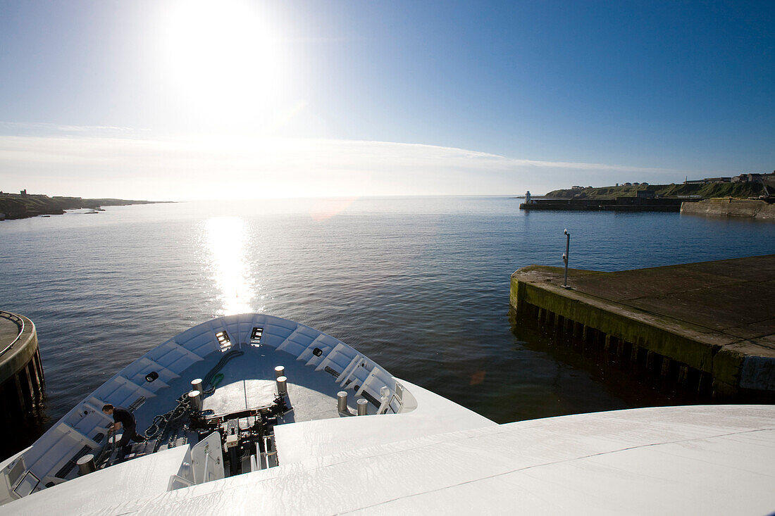 Aussicht auf den Bug eines Schiffes, Ausfahrt aus dem Hafen von Wick, Schottland, Großbritannien