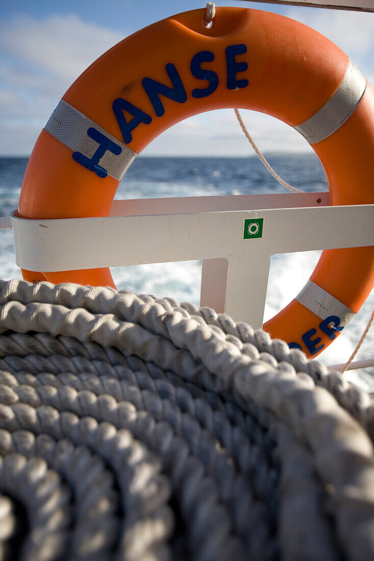 Nahaufnahme von Schiffstau und Rettungsring, Shetland Inseln, Schottland, Großbritannien