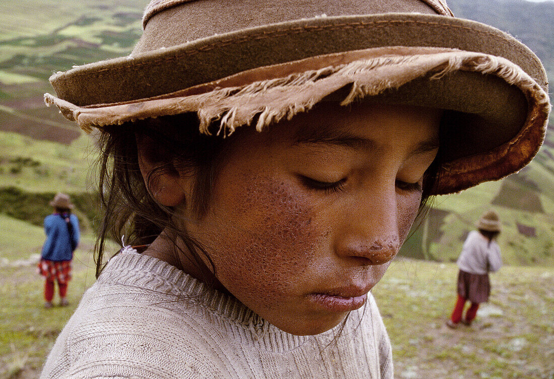 Girls that spend all the day taking care of sheeps. Paruro. Peru