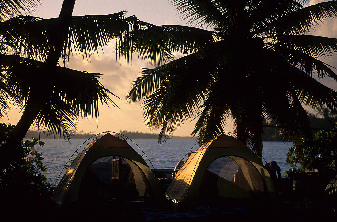 Menschen zelten auf der unbewohnten Insel Pulu Klapa Satu, Cocos Islands, Australien