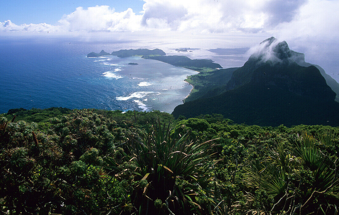 Gipfel des Mt. Gower, Blick auf Mt. Lidgbird, Lord Howe Island, Australien