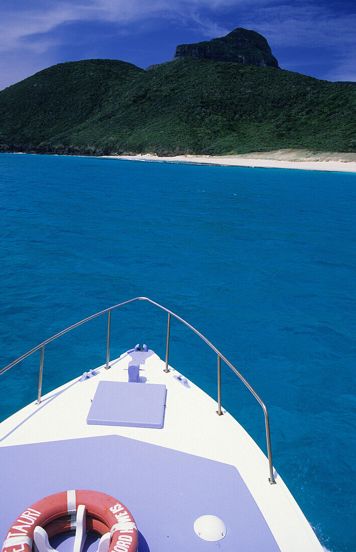 Bug eines Bootes mit Rettungsring vor Lord Howe Island, Australien