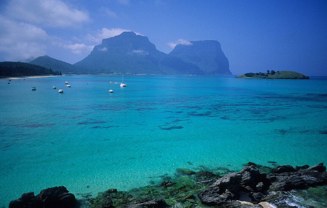 Lord Howe Island, Blick über die Lagune zu Mt.Lidgbird (l) und Mt. Gower (r), Australien