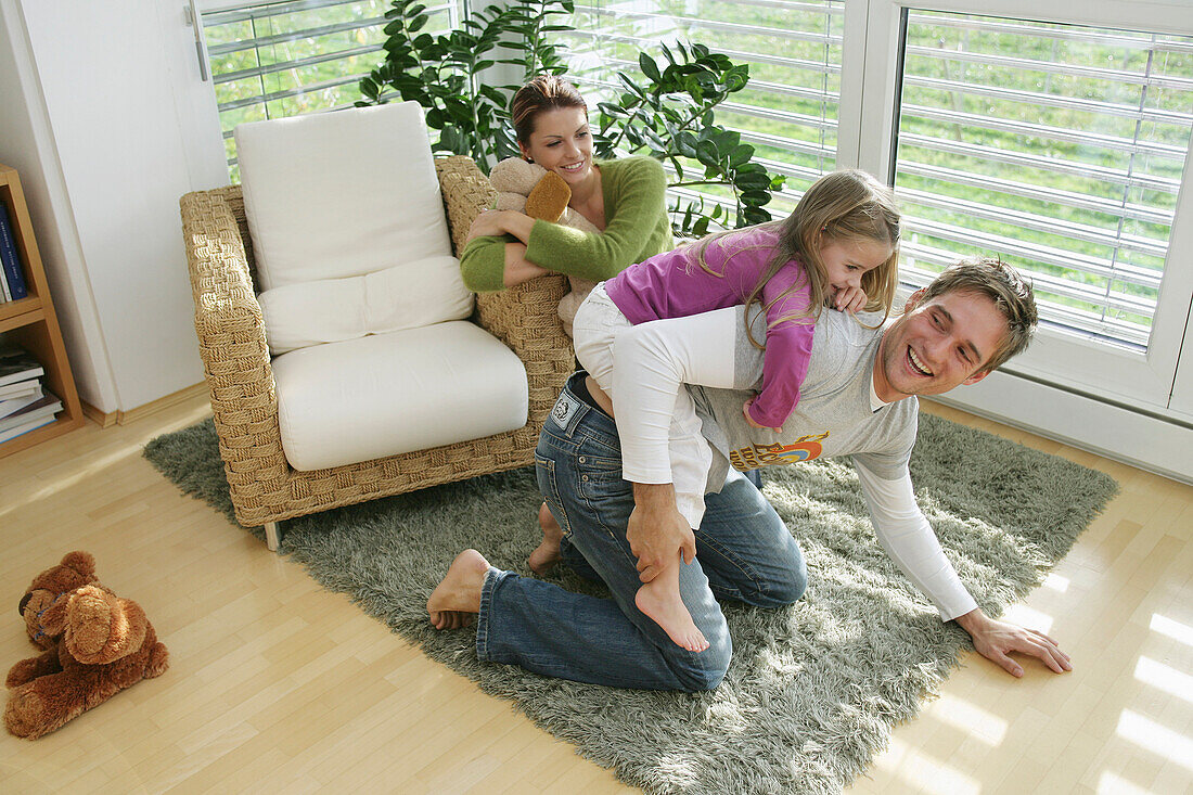 Familie spielt im Wohnzimmer, München, Deutschland