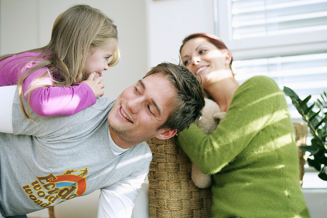 Familie spielt im Wohnzimmer, München, Deutschland