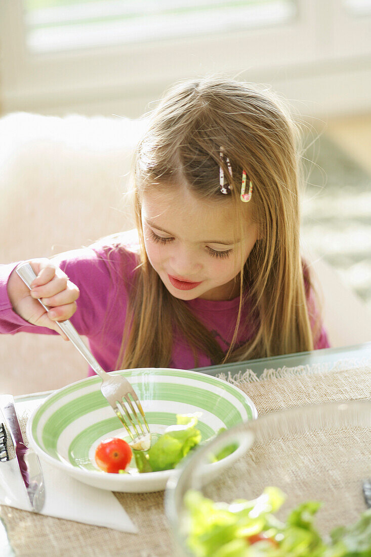 Mädchen (3-4 Jahre) isst Salat, München, Deutschland