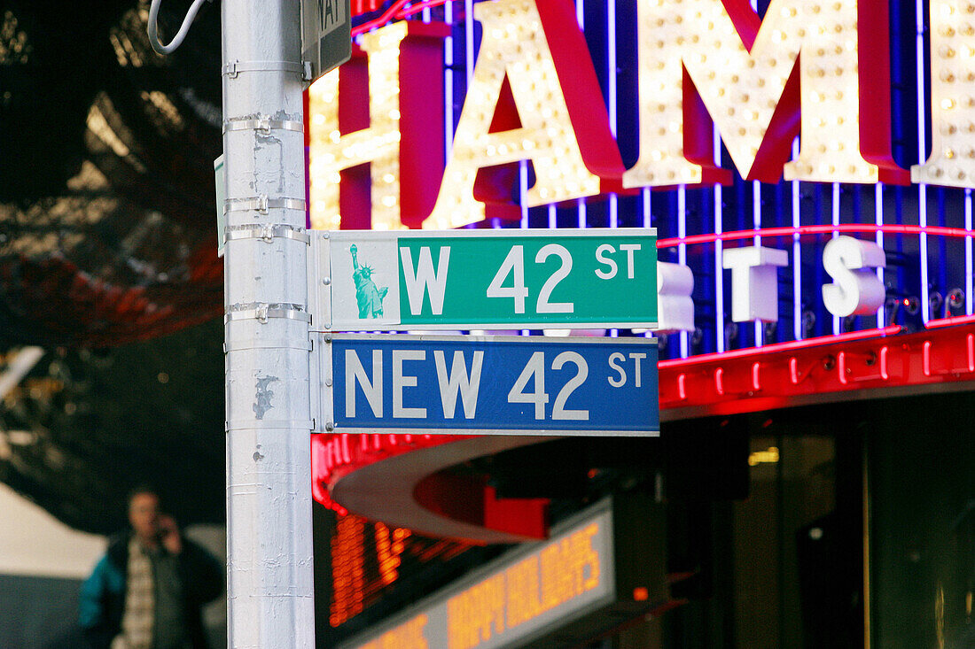  42nd Street, Amerika, Aussen, Außen, Detail, Details, Farbe, Horizontal, Information, Konzept, Konzepte, Mid-Atlantic USA, New York, New York City, Nordamerika, Nordosten USA, Northeast USA, Plätze der Welt, Reisen, Schild, Schilder, Stadt, Städte, Städt