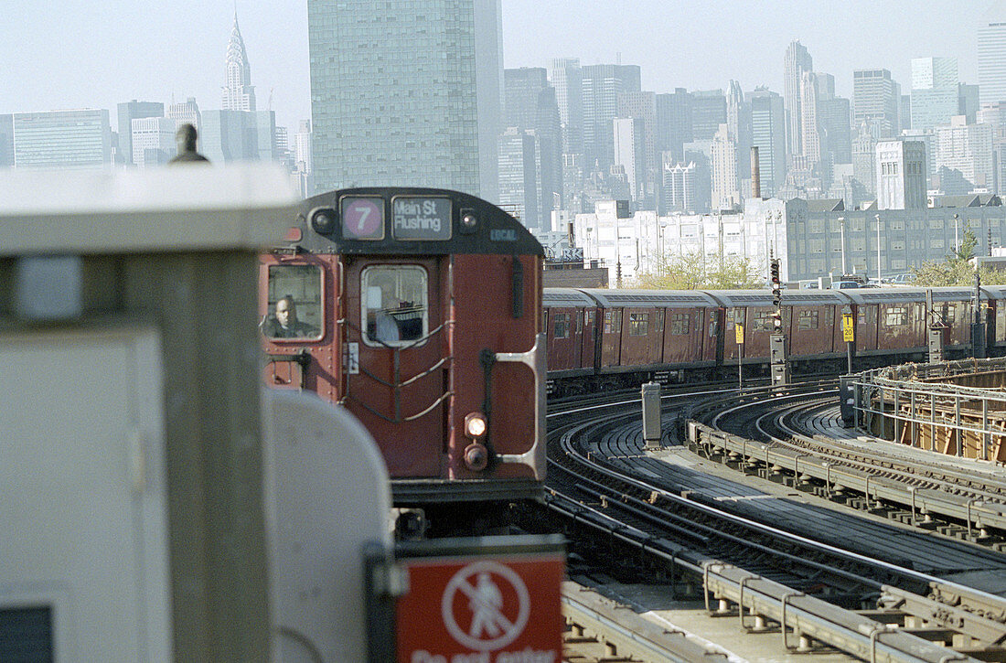  Amerika, Aussen, Außen, Eisenbahn, Eisenbahnen, Eisenbahnwagen, Farbe, Großtadtlandschaft, Großtadtlandschaften, Horizontal, Mid-Atlantic USA, New York, New York City, Nordamerika, Nordosten USA, Northeast USA, Plätze der Welt, Stadt, Stadtansicht, Städt