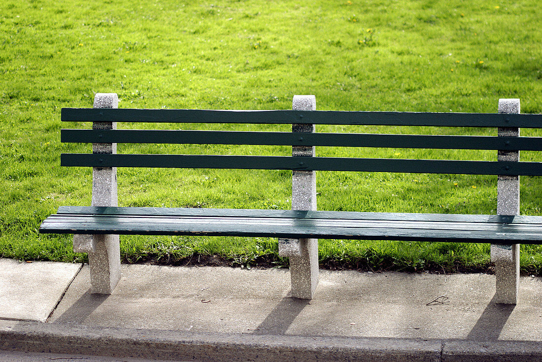  Aussen, Außen, Bank, Bänke, Detail, Details, Eins, Farbe, Horizontal, Konzept, Konzepte, Leer, Niemand, Park, Parks, Sitzbank, Sitzbänke, Tageszeit, C71-244873, agefotostock 