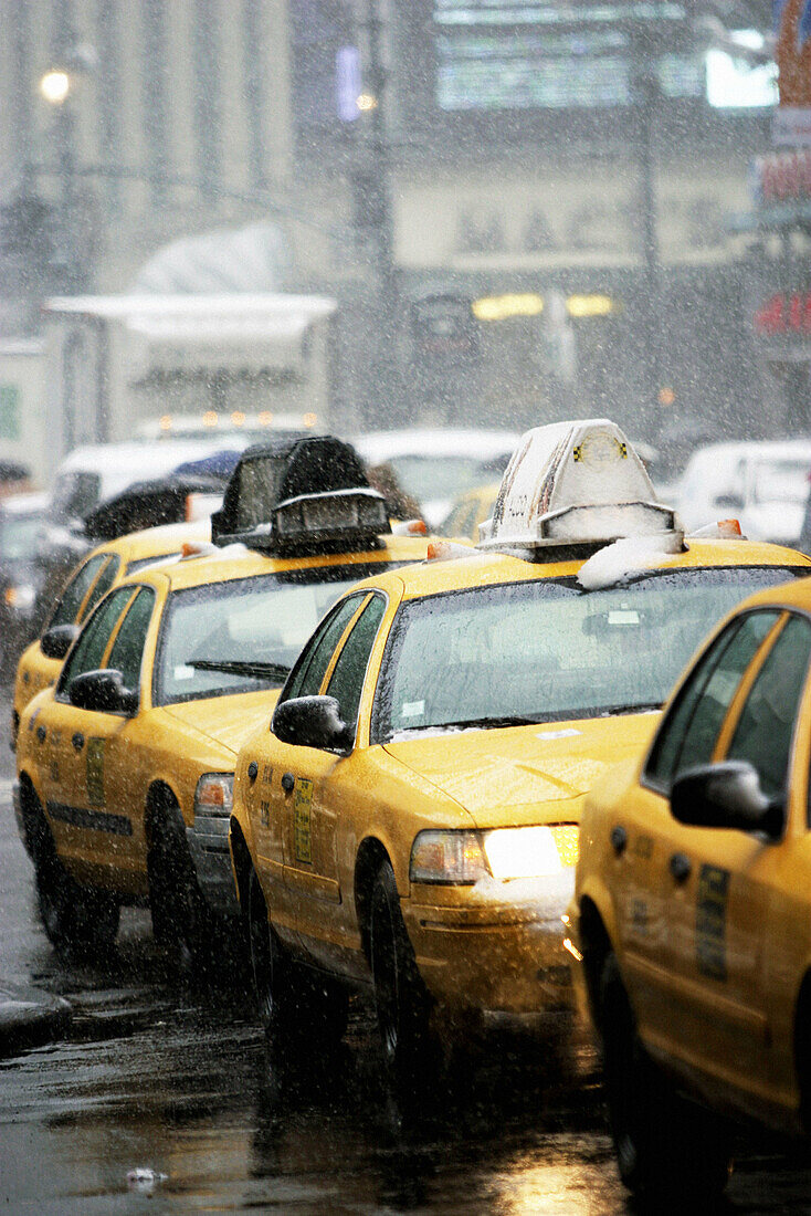  Aussen, Außen, Auto, Autos, Fahrzeug, Fahrzeuge, Farbe, Langsam, Langsamkeit, Lärm, New York, New York City, Schnee, Stadt, Städte, Städtisch, Stau, Strasse, Straße, Strassen, Straßen, Tageszeit, Taxi, Taxis, Verkehr, Verkehrsmittel, Verkehrsstau, Vertik