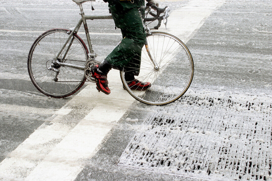  Adult, Adults, Anonymous, Asphalt, Bicycle, Bicycles, Bike, Bikes, Biking, Blizzard, Cities, City, Cold, Color, Colour, Contemporary, Cycle, Cycles, Danger, Daytime, Exterior, Freezing, Frigid, Gray, Ground, Grounds, Hazard, Horizontal, Human, Messenger,