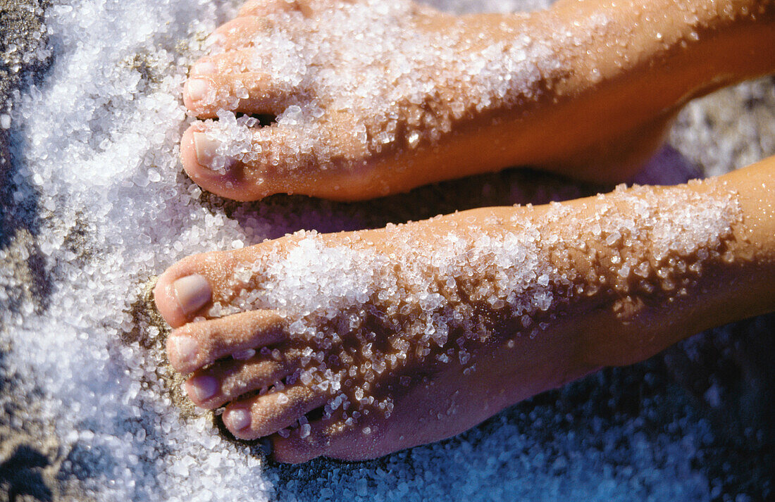 Adult, Adults, Barefeet, Barefoot, Bath-salts, Beauty, Beauty Care, Body care, Chill out, Chilling out, Close up, Close-up, Closeup, Color, Colour, Contemporary, Cutlery, Detail, Details, Feet, Female, Foot, Fresh, Freshness, Horizontal, Human, Lifestyle,