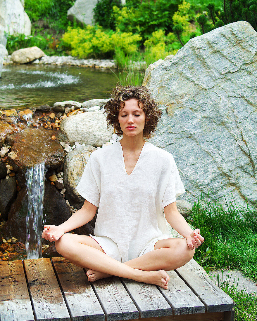 Frau beim Yoga