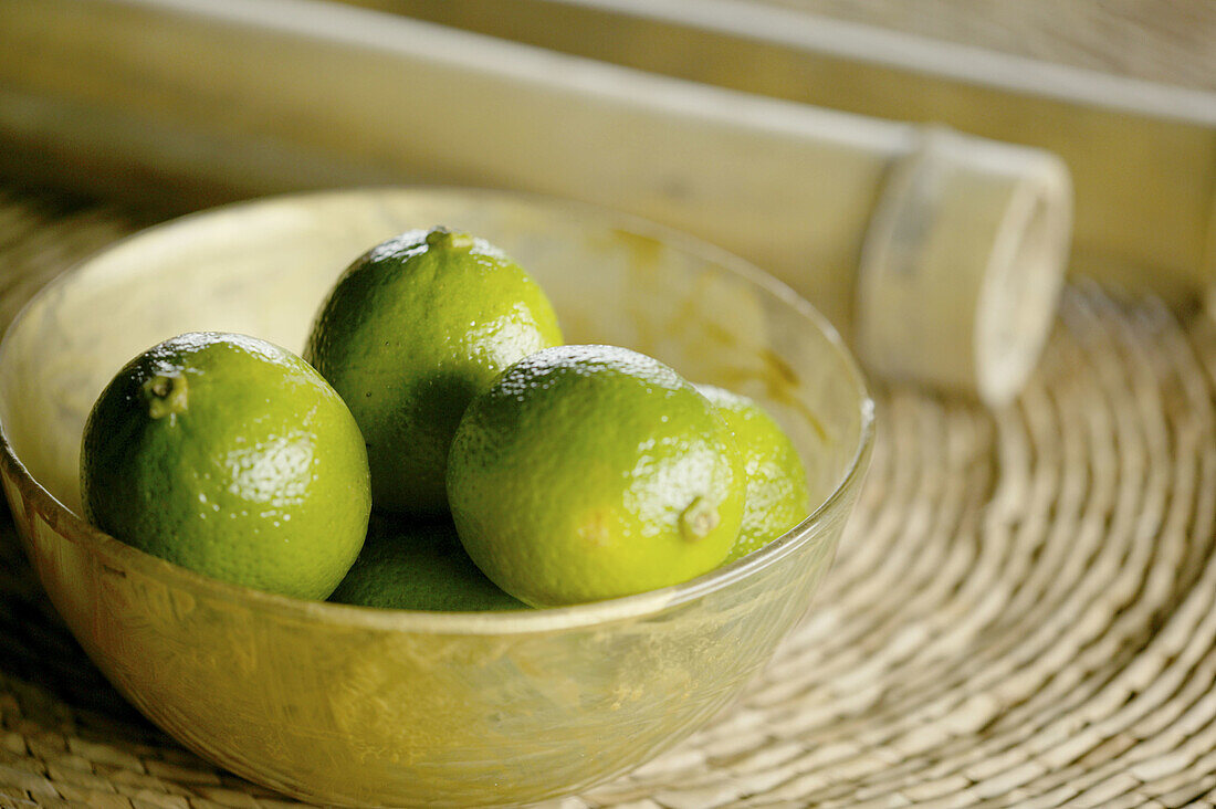 Aliment, Aliments, Bowl, Bowls, Citrus fruits, Close up, Close-up, Closeup, Color, Colour, Food, Fruit, Fruits, Green, Healthy, Healthy food, Horizontal, Indoor, Indoors, Inside, Interior, Lime, Limes, Nourishment, Selective focus, Still life, D37-341076,