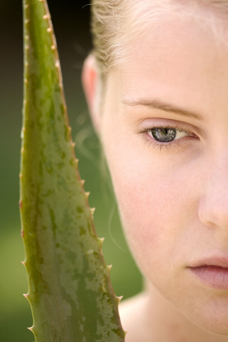 Junge Frau, Halbportrait und Aloe vera