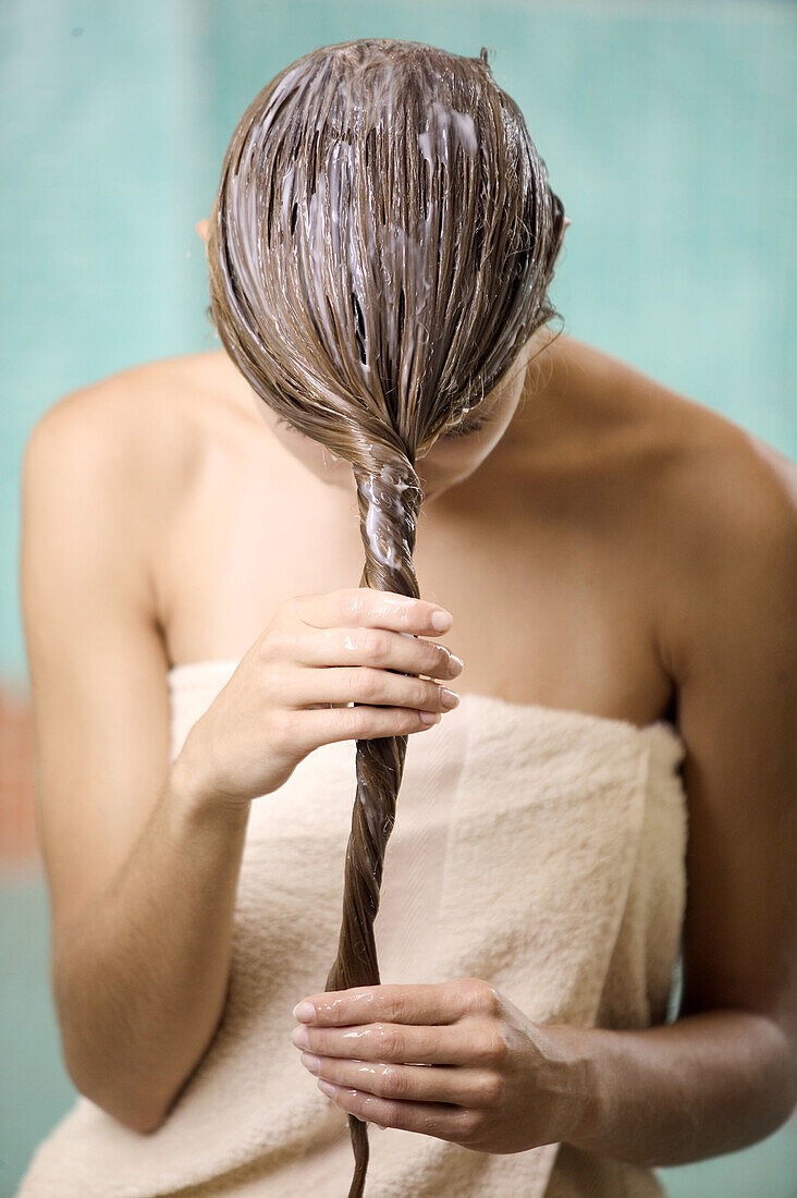 Frau bei der Haarpflege