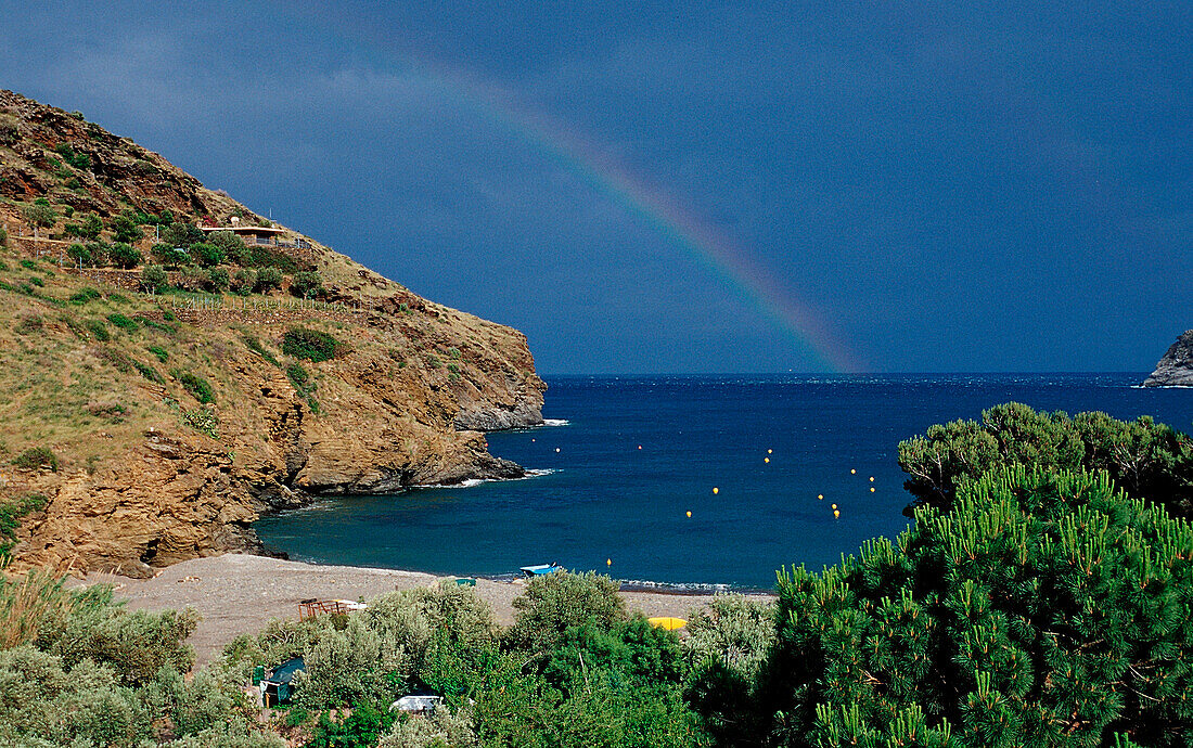 Meeresbucht mit Regenbogen,  Spanien, Mittelmeer, Costa Brava