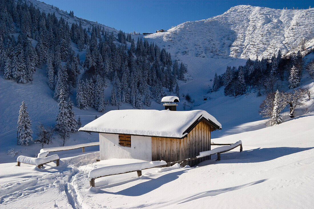 Skihütte in den Bayrischen Alpen, Oberbayern, Deutschland