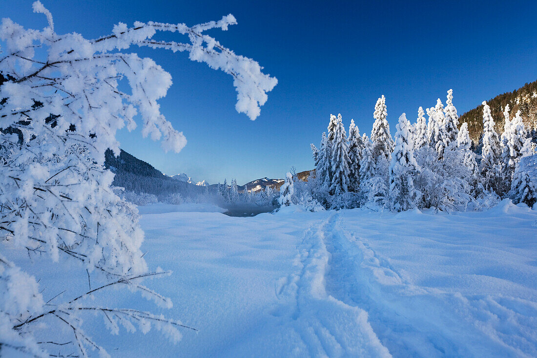 Skispuren im Schnee, Oberbayern, Deutschland
