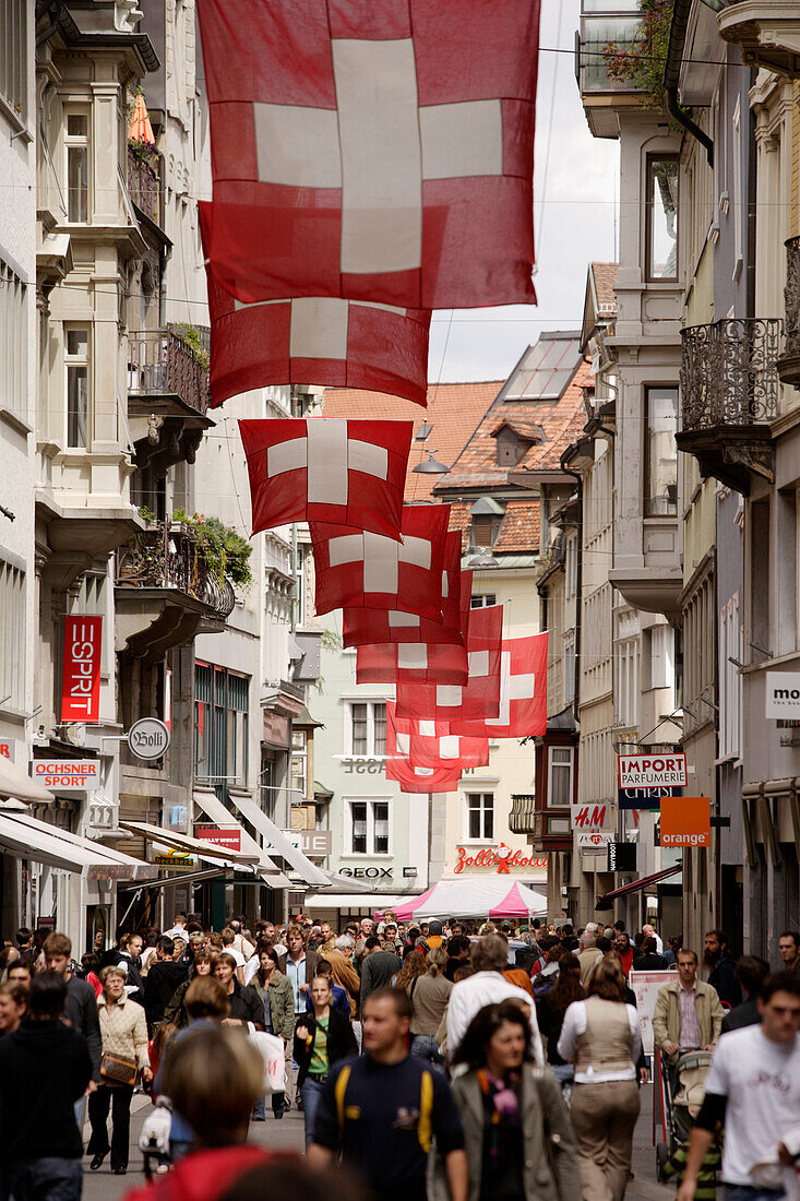 Schweizer Flaggen in der Fußgängerzone Multergase, St. Gallen, Kanton St. Gallen, Schweiz