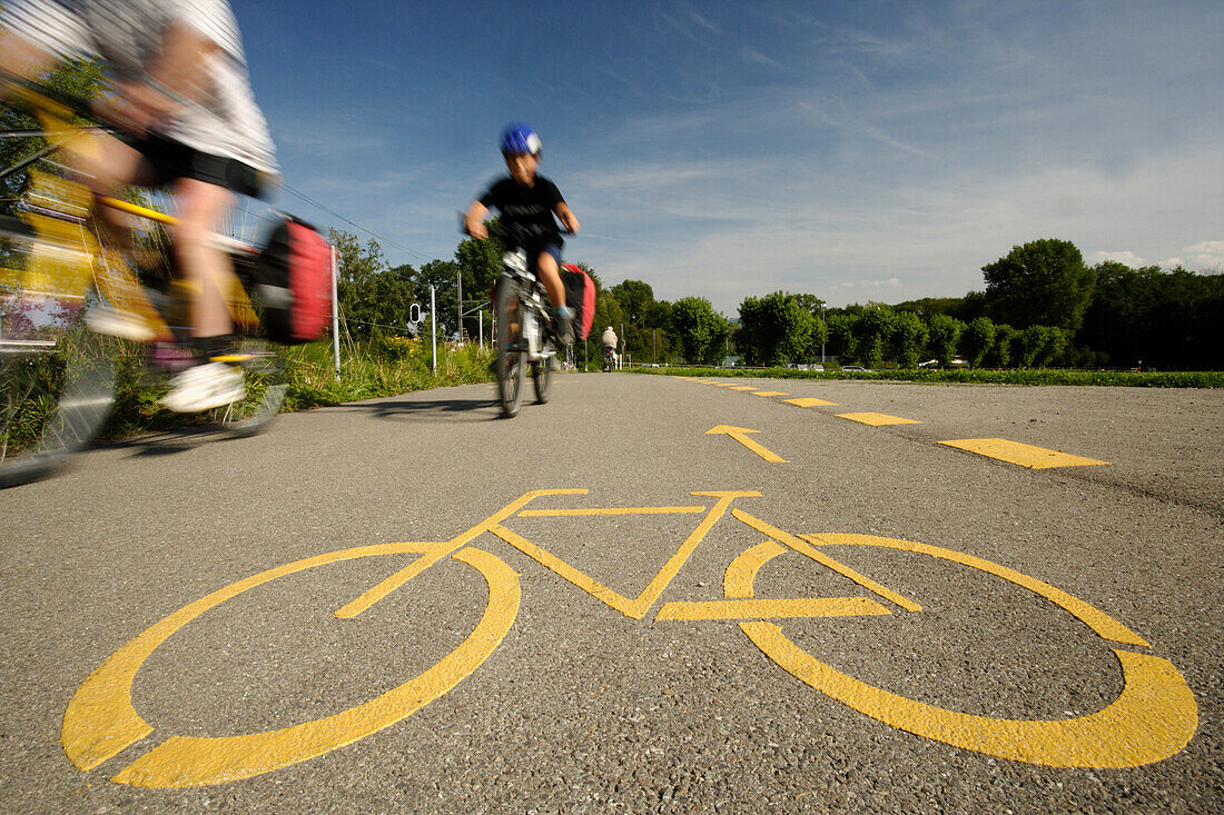 Fahrradfahrer auf einem Fahrradweg, Romanshorn, Kanton Thurgau, Schweiz