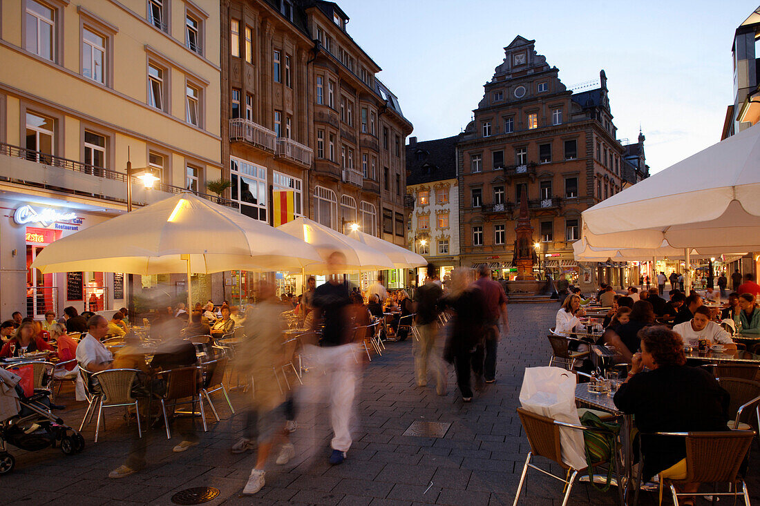 Marktstätte mit Straßencafes beim Kaiserbrunnen, Konstanz, Baden-Württemberg, Deutschland