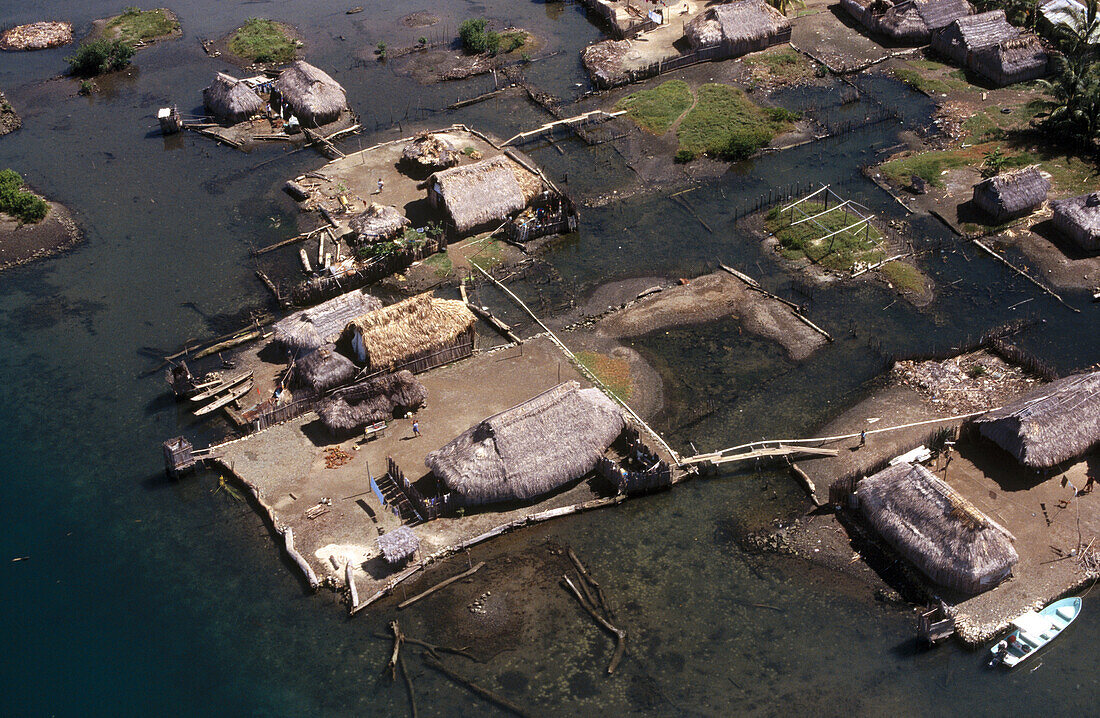 Isle and floating houses. Caribbean sea. Kuna Yala. Panama