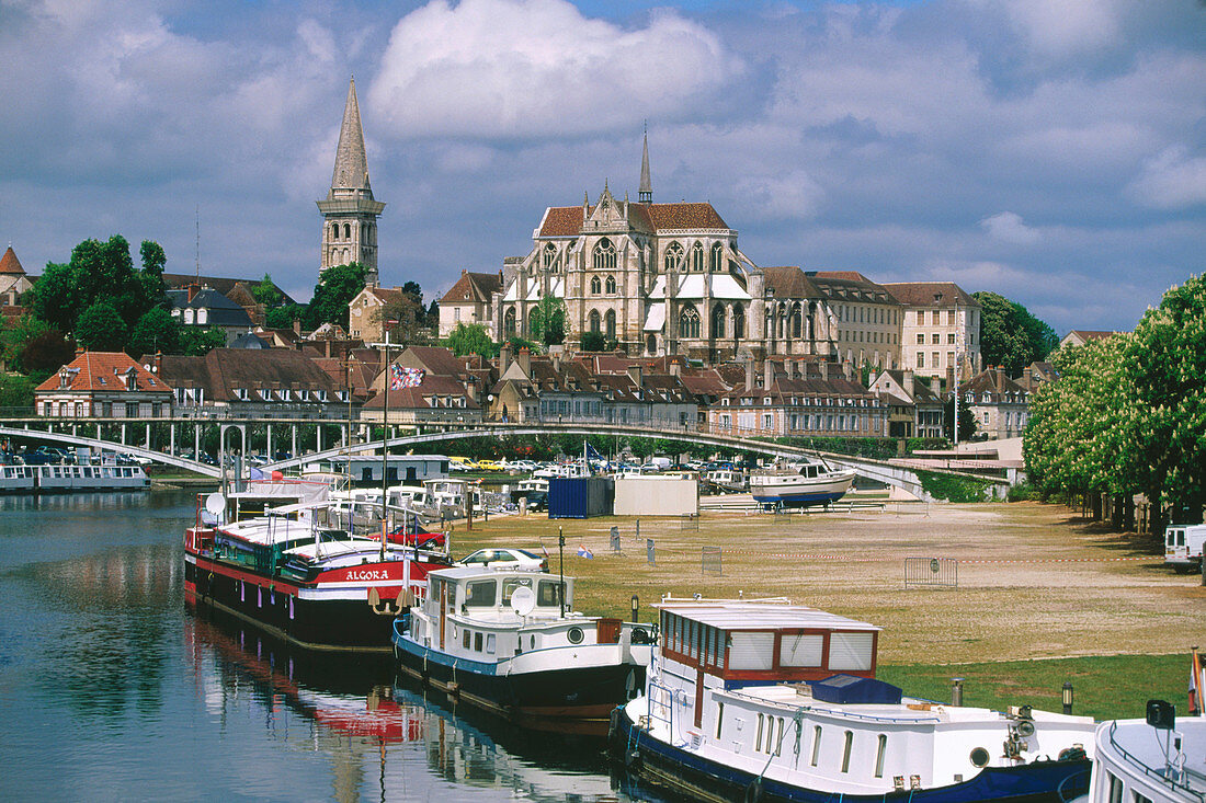 Auxerre, view of the Cathedral & Yonne river. Burgundy. France