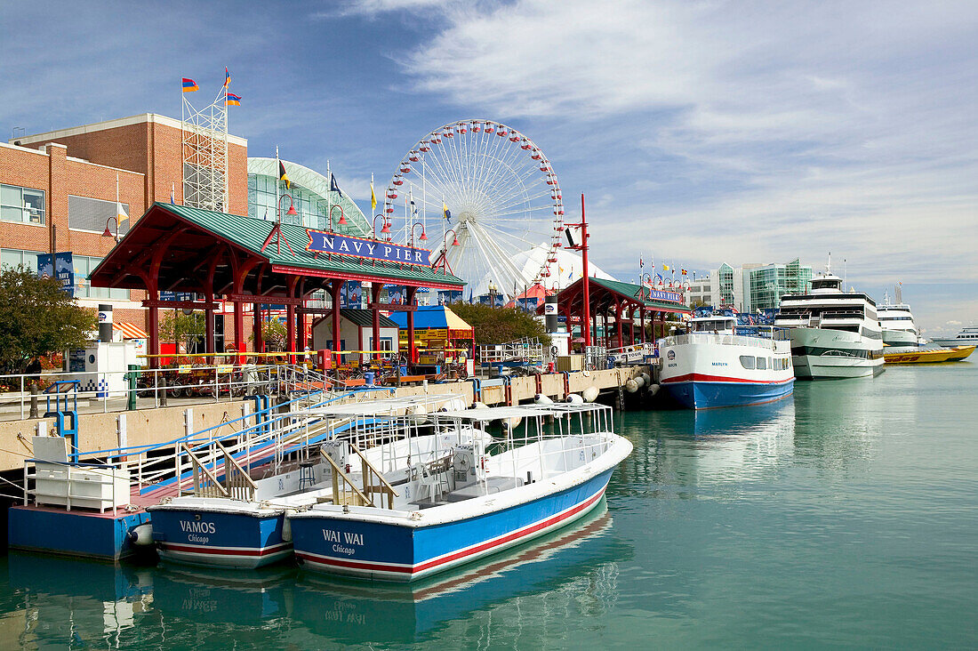 Navy Pier & Chicago tour boats. Illinois. Chicago, USA