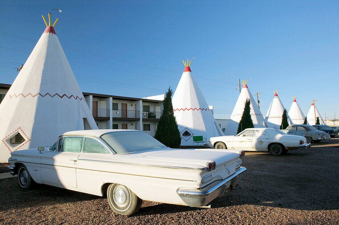 Wigwam motel concrete teepees and 1960 Pontiac on Route 66 in frosty morning. Holbrook. Arizona, USA