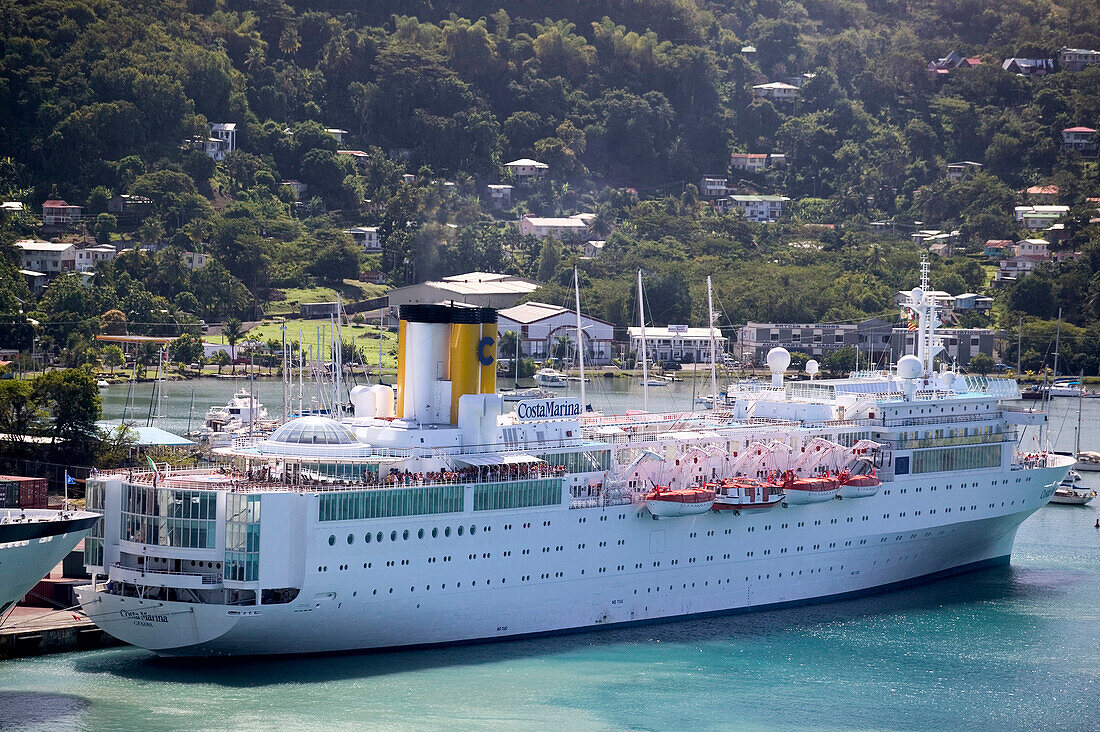 Grenada, St. George s: St. George s Harbor. Cruiseship