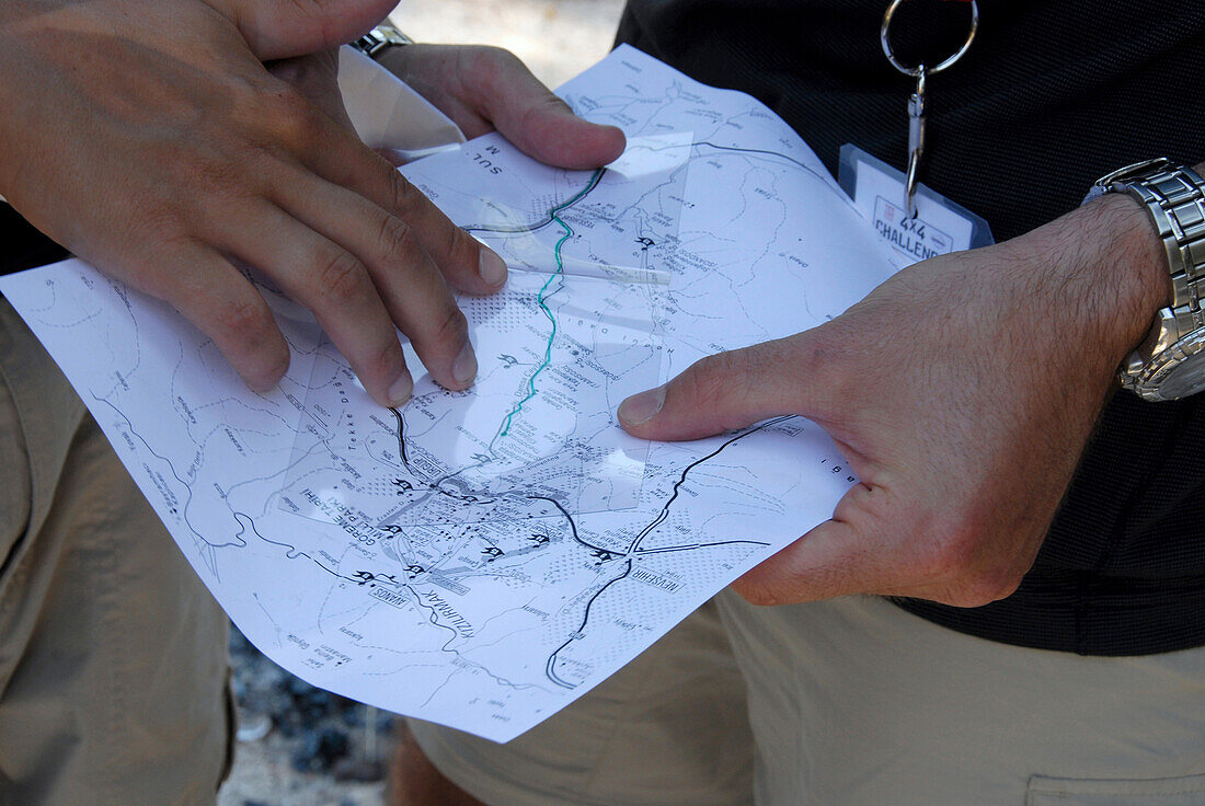 Zwei Leute studieren eine Landkarte, Kappadokien, Türkei, Europa