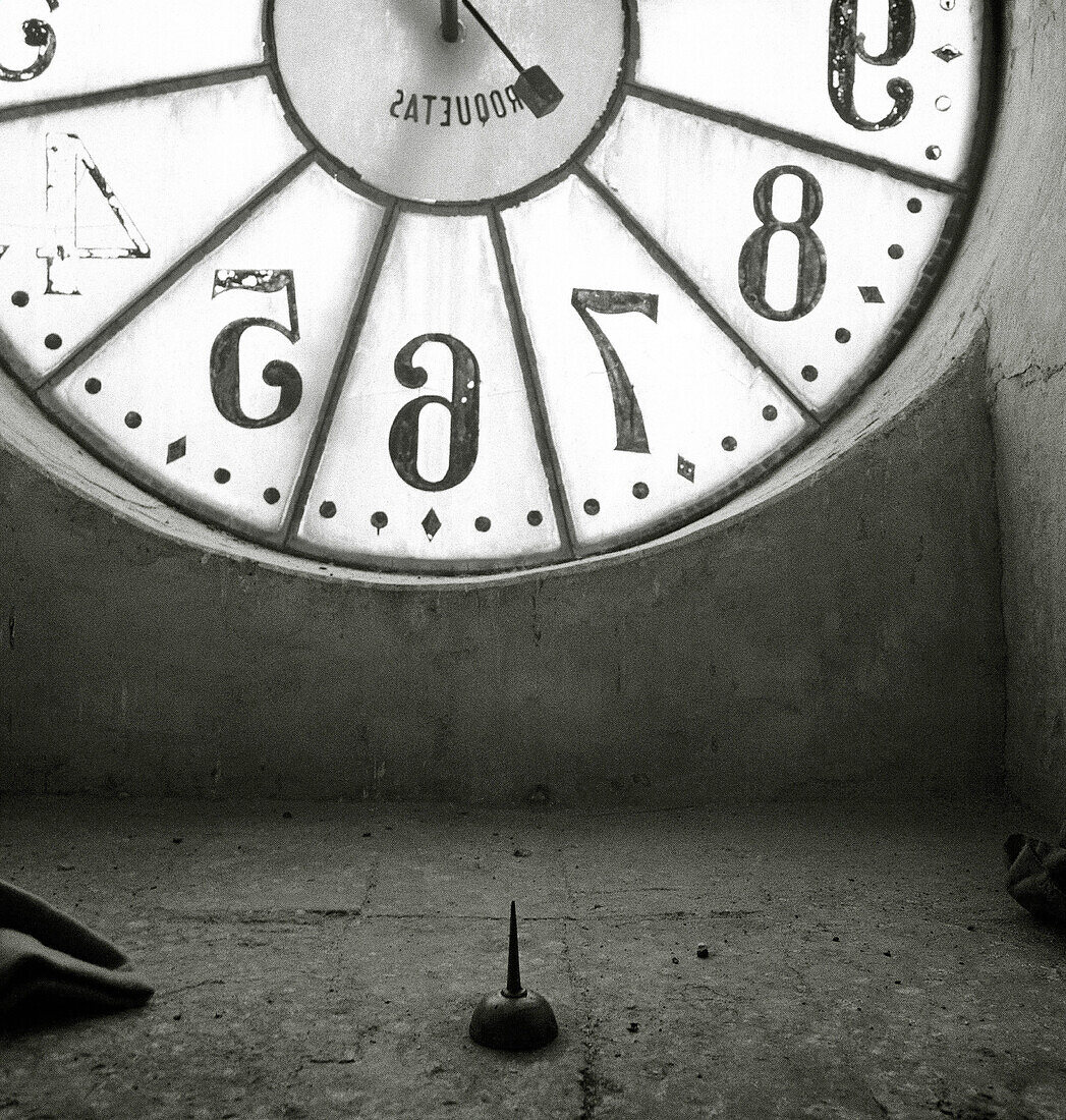  Abstract, Aged, B&W, Black-and-White, Clock, Clocks, Concept, Concepts, Detail, Details, Empty, Indoor, Indoors, Interior, Monochromatic, Monochrome, Number, Numbers, Old, Square, Time, CatMindwaves, 14526, agefotostock 