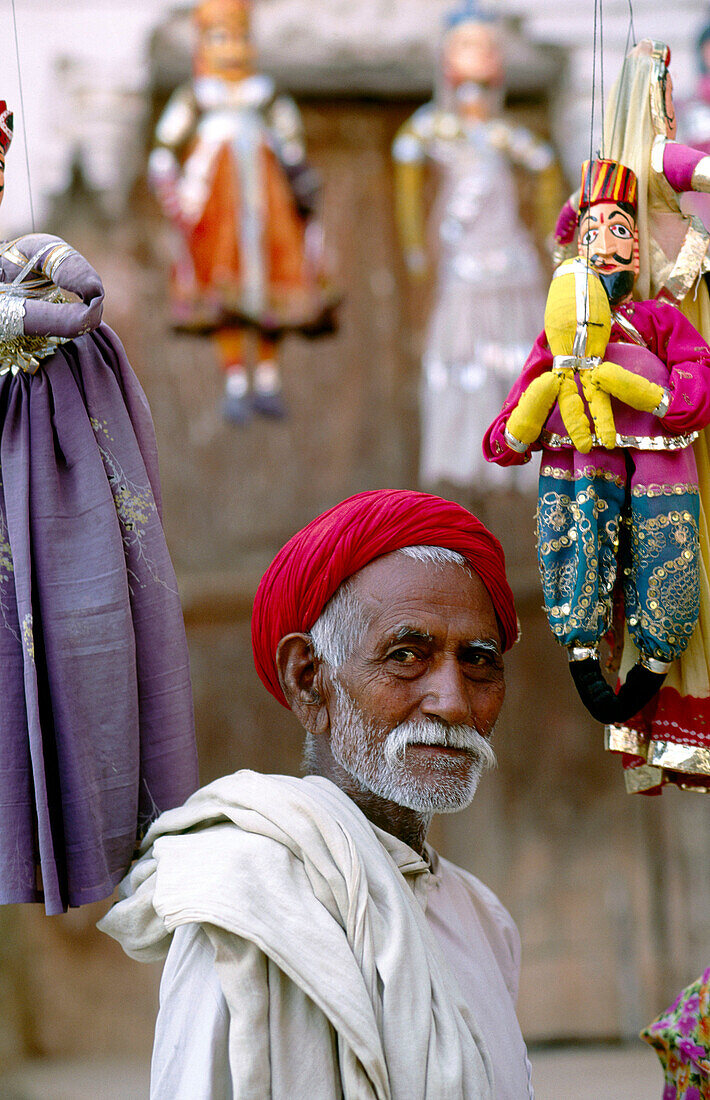 Man with puppets. Udaipur. Rajasthan. India