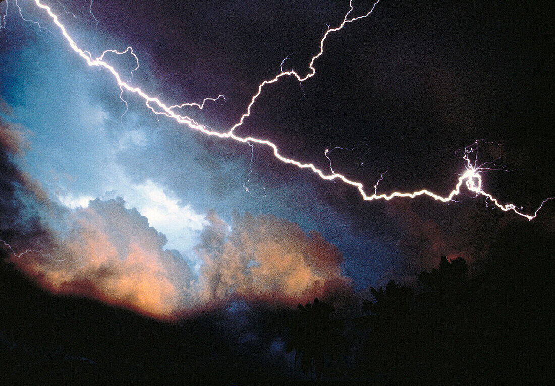  Aussen, Blitz, Blitze, Böse, Bosheit, Draussen, Elektrizität, Energie, Farbe, Gefahr, Himmel, Horizontal, Kraft, Landschaft, Landschaften, Licht, Meteorologie, Nacht, Natur, Naturerscheinung, Schmerz, Strom, Sturm, Stürme, Wetter, Wolke, Wolken, Wut, Cat