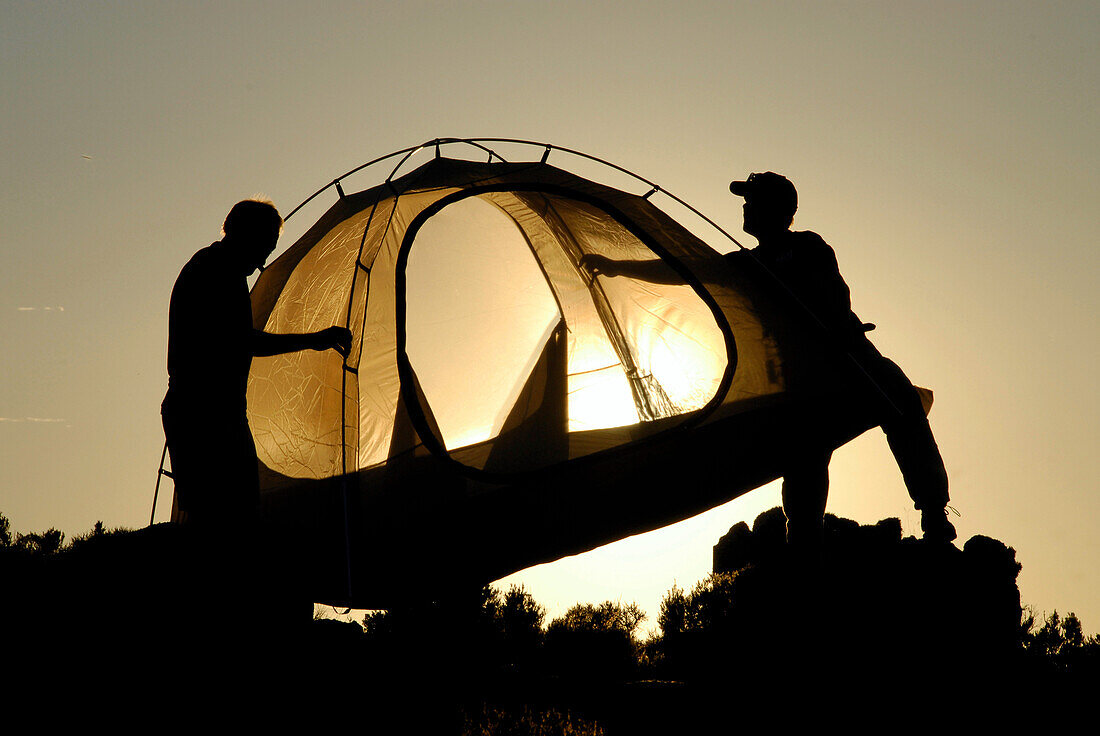 Zwei Leute beim Zelten, Sonnenuntergang, Zelt, Sardegna, Sardinien, Italien, Europa