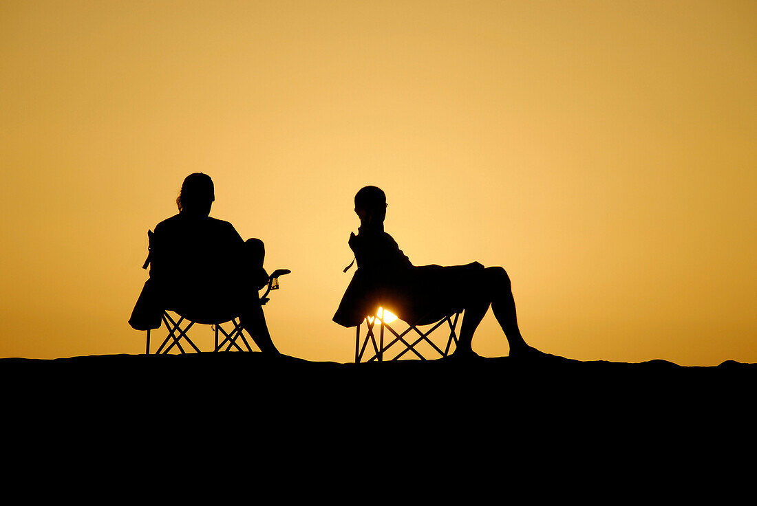 Zwei Menschen beim Zelten in der Wüste, Bebel Tembain, Sahara, Tunesien, Afrika, mr