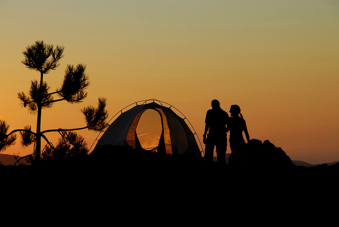 Ein Paar betrachten den Sonnenuntergang, Zelt, Zelten, Sardegna, Sardinien, Italien, Europa